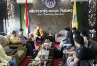 PLN UP3 Padang mengedukasi anggota PWRI Lubuk Begalung melalui sosialisasi PLN Mobile.( poto : infosumbar.net )
