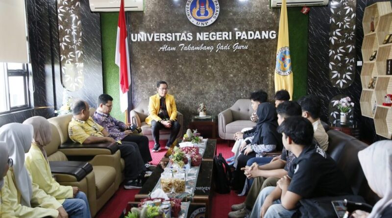 PLN UP3 Padang mengedukasi anggota PWRI Lubuk Begalung melalui sosialisasi PLN Mobile.( poto : infosumbar.net )