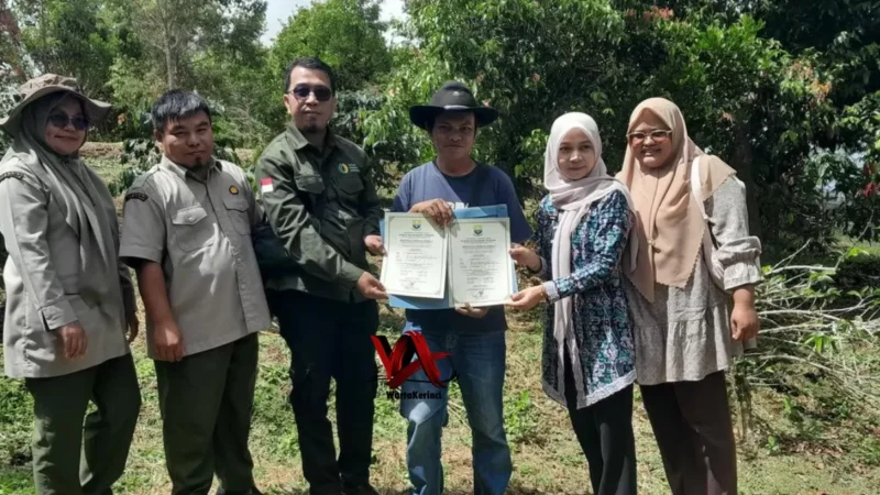 OKKPD Provinsi Jambi Laksanakan Surveilans Keamanan Pangan dan Serahkan Sertifikat Prima-3 kepada Pelaku Usaha di Sungai Penuh.( poto : wartakerinci.com )