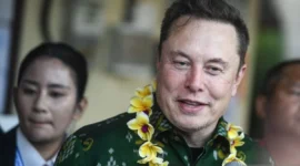 CEO Tesla Inc. sekaligus SpaceX Elon Musk usai menghadiri peluncuran layanan internet berbasis satelit Starlink ( poto : ANTARA )