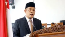 Wakil Ketua DPRD H.M. Fadhil Abrar dan Ketua DPRD Doni Ikhlas dalam rapat paripurna DPRD pada Senin (15/6/2026).( poto : padangkita.com )