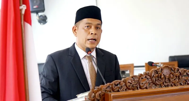 Wakil Ketua DPRD H.M. Fadhil Abrar dan Ketua DPRD Doni Ikhlas dalam rapat paripurna DPRD pada Senin (15/6/2026).( poto : padangkita.com )