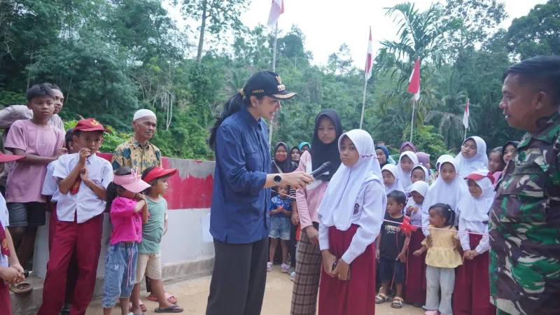 Bupati Annisa Suci Ramadhani memimpin peresmian bersama Danramil 03/Pulau Punjung Letda Inf Magel Hendri yang mewakili Dandim 0310/SSD.( poto : langgam.id )