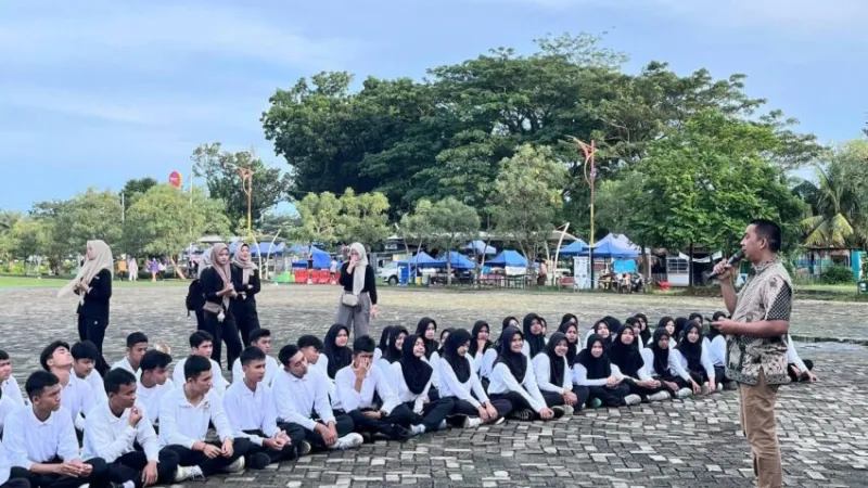 Kepala Bidang Ideologi, Wawasan Kebangsaan dan Karakter Bangsa Kesbangpol Kota Padang, Nofiandi Amir(kanan).poto : padangkita.com )