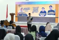 Gubernur Sumbar Mahyeldi Ansharullah memberikan motivasi kepada ratusan peserta Youth Smart Camp Sumatera Barat di Auditorium MiFan Padang Panjang, Sabtu (27/6/2026). ( poto : padangkita.com )