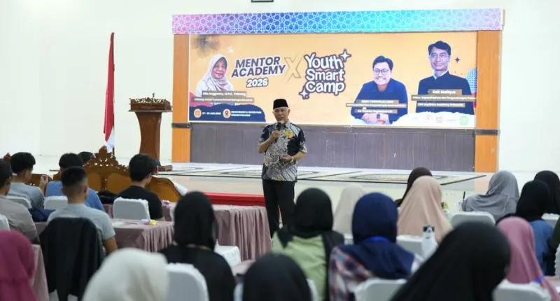 Gubernur Sumbar Mahyeldi Ansharullah memberikan motivasi kepada ratusan peserta Youth Smart Camp Sumatera Barat di Auditorium MiFan Padang Panjang, Sabtu (27/6/2026). ( poto : padangkita.com )