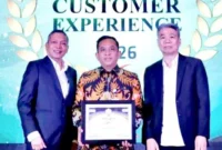 Direktur Utama Bank Nagari Gusti Candra ketika menerima penghargaan pada ajang 23rd Infobank-MRI Banking Service Excellence Appreciation 2026, di Jakarta.( poto : padangkita.com )