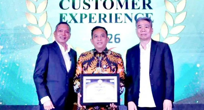 Direktur Utama Bank Nagari Gusti Candra ketika menerima penghargaan pada ajang 23rd Infobank-MRI Banking Service Excellence Appreciation 2026, di Jakarta.( poto : padangkita.com )