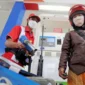 Seorang pengendara mengisi BBM. ( poto : istimewa )