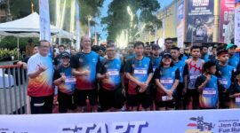 Puluhan negara mengikuti International Jam Gadang Fun Run 2026 di kawasan depan Jam Gadang, Minggu (7/6/2026). ( Poto : infosumbar.net )