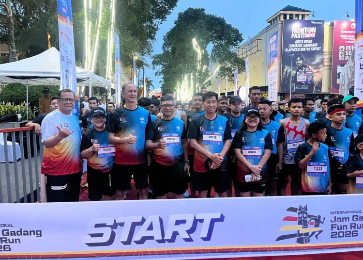 Puluhan negara mengikuti International Jam Gadang Fun Run 2026 di kawasan depan Jam Gadang, Minggu (7/6/2026). ( Poto : infosumbar.net )