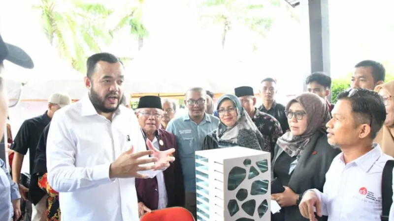 Wali Kota Padang, Fadly Amran (kiri), mengapresiasi kebijakan kampus yang menjadikan kewirausahaan sebagai bagian penting dari proses pendidikan.(padangkita.com )