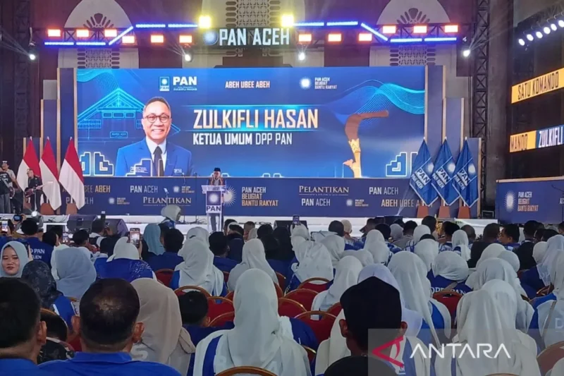 Menko Pangan Zulkifli Hasan saat memberikan sambutan pada pelantikan pengurus DPW PAN Aceh dan DPD PAN se Aceh, di Banda Aceh. ( poto : ANTARA/Rahmat Fajri )