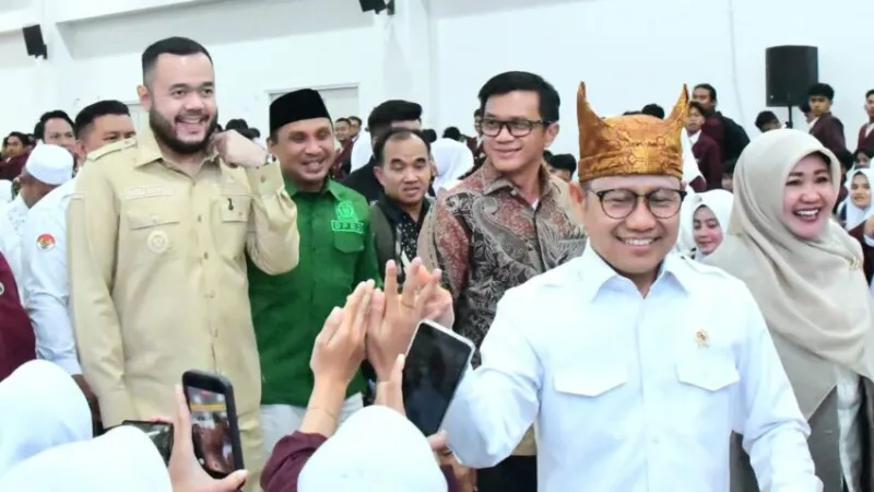 Wali Kota Padang, Fadly Amran, mendampingi Menteri Koordinator Bidang Pemberdayaan Masyarakat (Menko PM), Muhaimin Iskandar.( poto : padangkita.com)