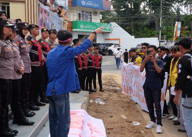 Mahasiswa meminta DPRD Kota Bukittinggi memantau dampak kenaikan harga BBM di daerah.( poto : infosumbar.net )