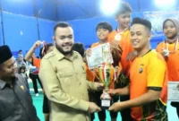 Wali Kota Padang, Fadly Amran, menutup langsung rangkaian kejuaraan dan menyampaikan apresiasi kepada seluruh pihak yang ikut menyukseskan kegiatan.( poto : padangkita.com )