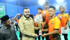 Wali Kota Padang, Fadly Amran, menutup langsung rangkaian kejuaraan dan menyampaikan apresiasi kepada seluruh pihak yang ikut menyukseskan kegiatan.( poto : padangkita.com )