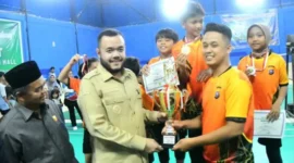 Wali Kota Padang, Fadly Amran, menutup langsung rangkaian kejuaraan dan menyampaikan apresiasi kepada seluruh pihak yang ikut menyukseskan kegiatan.( poto : padangkita.com )