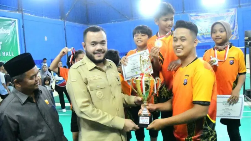 Wali Kota Padang, Fadly Amran, menutup langsung rangkaian kejuaraan dan menyampaikan apresiasi kepada seluruh pihak yang ikut menyukseskan kegiatan.( poto : padangkita.com )