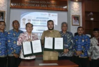 Wali Kota Padang, Fadly Amran, bersama Direktur Utama Politeknik Kirana, Taufik Hidayat.( poto : padangkita.com )