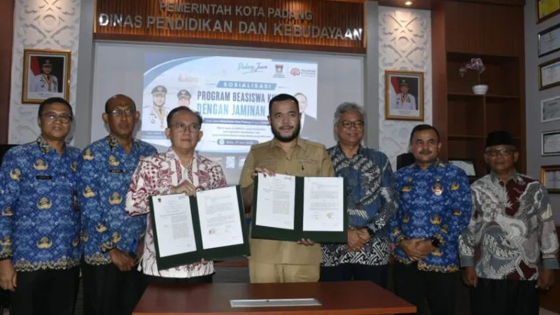Wali Kota Padang, Fadly Amran, bersama Direktur Utama Politeknik Kirana, Taufik Hidayat.( poto : padangkita.com )