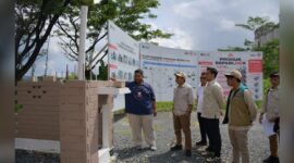Kepala Balai Pelaksana Penyediaan Perumahan dan Kawasan Permukiman (BP3KP/P3KP) Sumatera III, Arifay Saini, mengunjungi rumah contoh Sepablock di kawasan PT Semen Padang pada Rabu (17/6/2026).( poto : infosumbar.net )
