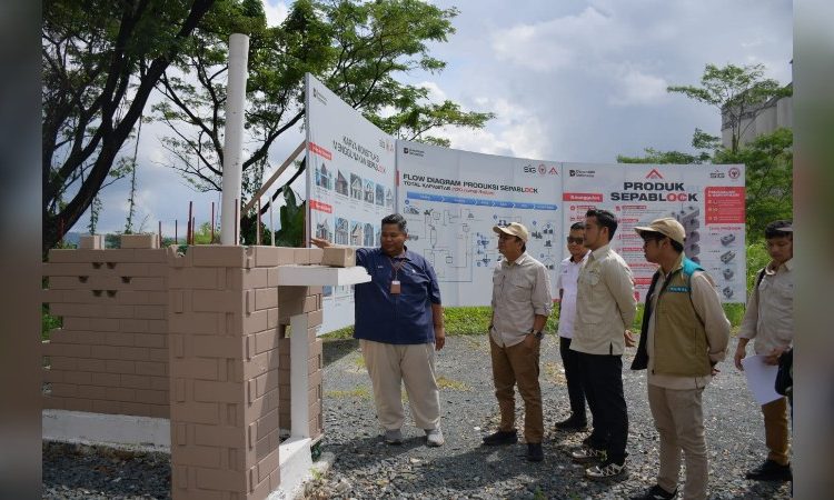 Kepala Balai Pelaksana Penyediaan Perumahan dan Kawasan Permukiman (BP3KP/P3KP) Sumatera III, Arifay Saini, mengunjungi rumah contoh Sepablock di kawasan PT Semen Padang pada Rabu (17/6/2026).( poto : infosumbar.net )
