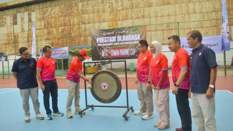Direktur Utama PT Semen Padang Pri Gustari Akbar secara resmi membuka Kejuaraan Nasional (Kejurnas) Junior Tenis TDP IMTC–Semen Padang Cup 2026 di lapangan tenis outdoor PT Semen Padang.( padangkita.com )