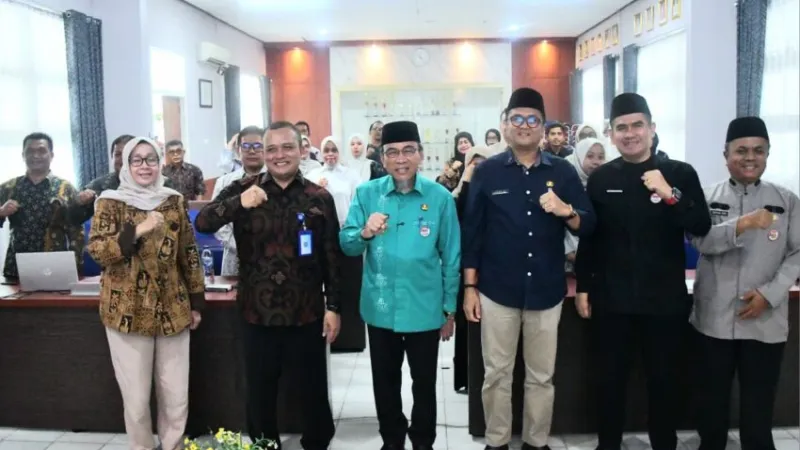 Wakil Wali Kota Padang, Maigus Nasir(tengah), membuka kegiatan dan menegaskan pentingnya standar mutu dalam pendidikan nonformal.( poto : padangkita.com )