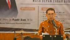 Menteri Kebudayaan Republik Indonesia Fadli Zon saat menjadi pembicara utama dalam Simposium Pabrik Indarung I di Wisma Indarung PT Semen Padang( poto : padangkita.com )
