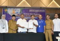 Wakil Wali Kota Padang Maigus Nasir dan Direktur Air Minum Direktorat Jenderal Cipta Karya, Oscar RH Siagian.poto : langgam.id )