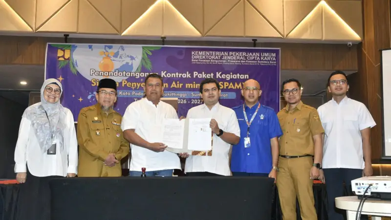 Wakil Wali Kota Padang Maigus Nasir dan Direktur Air Minum Direktorat Jenderal Cipta Karya, Oscar RH Siagian.poto : langgam.id )