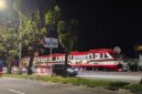 Kereta Api Lembah Anai sempat berhenti dekat UNP Padang. KAI Divre II Sumbar memastikan kereta hanya menunggu antrian masuk stasiun.( poto : infosumbar.net )