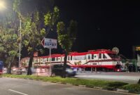 Kereta Api Lembah Anai sempat berhenti dekat UNP Padang. KAI Divre II Sumbar memastikan kereta hanya menunggu antrian masuk stasiun.( poto : infosumbar.net )