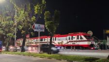 Kereta Api Lembah Anai sempat berhenti dekat UNP Padang. KAI Divre II Sumbar memastikan kereta hanya menunggu antrian masuk stasiun.( poto : infosumbar.net )
