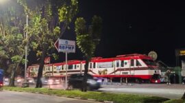 Kereta Api Lembah Anai sempat berhenti dekat UNP Padang. KAI Divre II Sumbar memastikan kereta hanya menunggu antrian masuk stasiun.( poto : infosumbar.net )