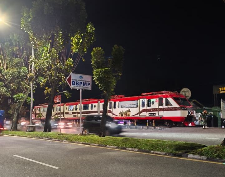 Kereta Api Lembah Anai sempat berhenti dekat UNP Padang. KAI Divre II Sumbar memastikan kereta hanya menunggu antrian masuk stasiun.( poto : infosumbar.net )