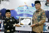 Wakil Wali Kota Padang, Maigus Nasir, menyerahkan bantuan secara simbolis kepada para peserta.( poto : langgam.id )