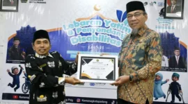 Wakil Wali Kota Padang, Maigus Nasir, menyerahkan bantuan secara simbolis kepada para peserta.( poto : langgam.id )