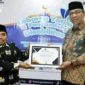 Wakil Wali Kota Padang, Maigus Nasir, menyerahkan bantuan secara simbolis kepada para peserta.( poto : langgam.id )