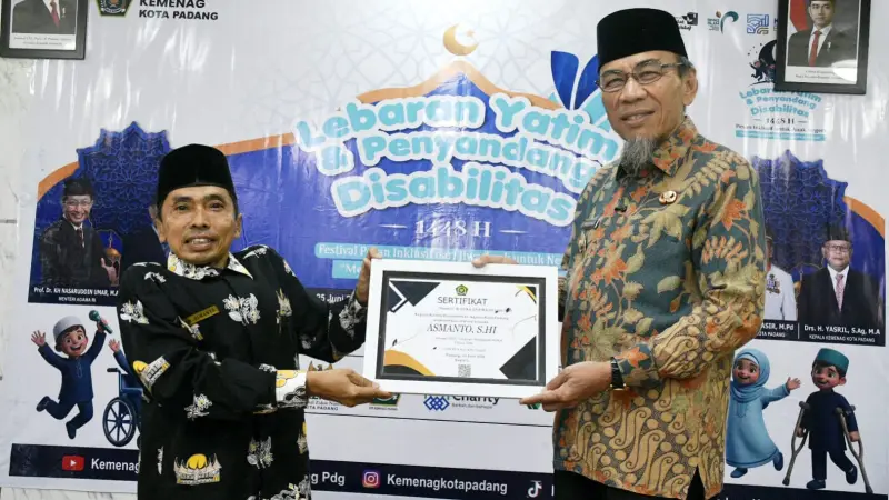 Wakil Wali Kota Padang, Maigus Nasir, menyerahkan bantuan secara simbolis kepada para peserta.( poto : langgam.id )