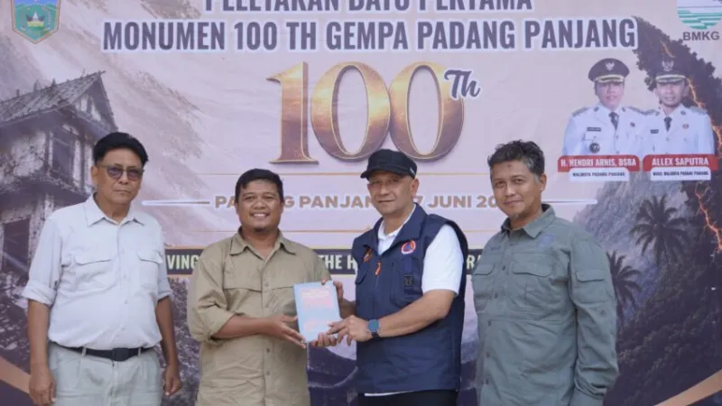 Seabad Gempa Padang Panjang diperingati melalui peluncuran buku Gempa Tujuh Hari yang mengungkap sejarah, sains, dan mitigasi bencana.( poto : padangkita.com )