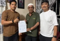 PT Semen Padang menunjukkan kepeduliannya melalui bantuan korban kebakaran kepada warga Kelurahan Lambung Bukit, Kecamatan Pauh, Kota Padang.( poto : padangkita.com)