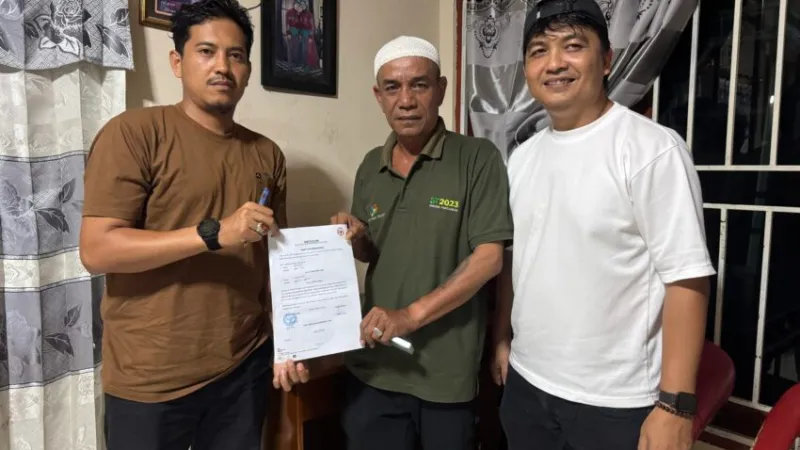PT Semen Padang menunjukkan kepeduliannya melalui bantuan korban kebakaran kepada warga Kelurahan Lambung Bukit, Kecamatan Pauh, Kota Padang.( poto : padangkita.com)