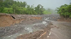 Jembatan di Malalak, Kabupaten Agam putus akibat banjir bandang.( poto : sumbardayli.com )