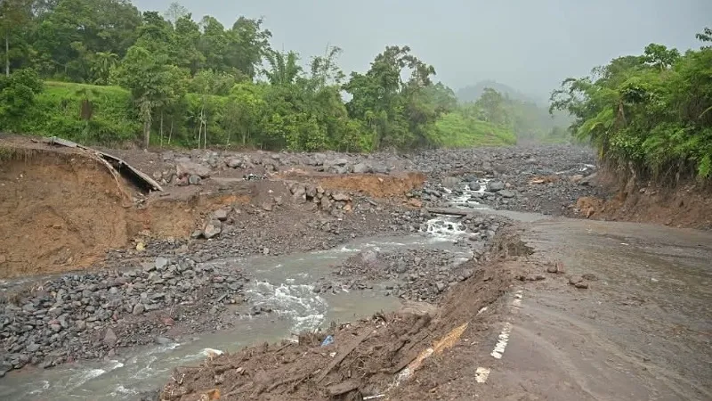 Jembatan di Malalak, Kabupaten Agam putus akibat banjir bandang.( poto : sumbardayli.com )
