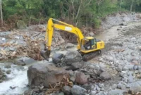 Alat berat BWS Sumatera V Padang tengah melakukan pengerjaan pascabencana di Tanah Datar untuk menangani banjir, longsor, dan kerusakan infrastruktur. ( poto : sumbardaily.com )