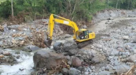 Alat berat BWS Sumatera V Padang tengah melakukan pengerjaan pascabencana di Tanah Datar untuk menangani banjir, longsor, dan kerusakan infrastruktur. ( poto : sumbardaily.com )