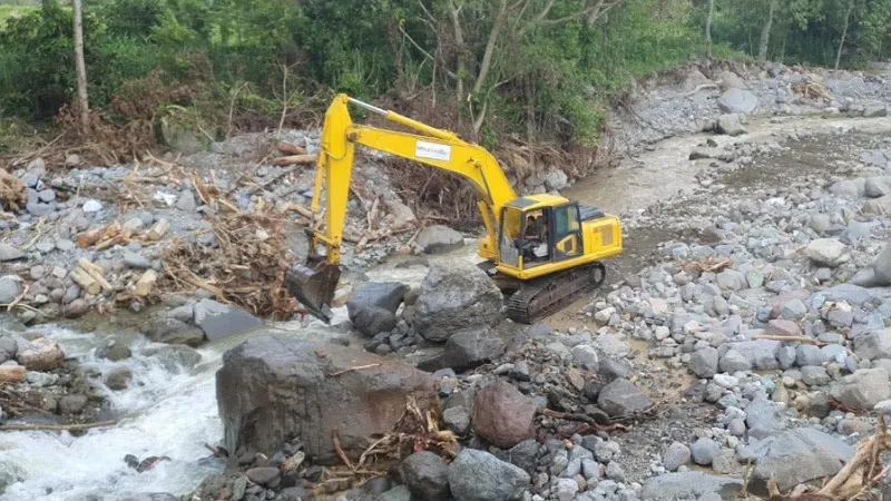 Alat berat BWS Sumatera V Padang tengah melakukan pengerjaan pascabencana di Tanah Datar untuk menangani banjir, longsor, dan kerusakan infrastruktur. ( poto : sumbardaily.com )