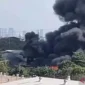 Kebakaran melanda sebuah gudang di kawasan Jalan Pluit Karang Karya Barat, RT 07/RW 16 Pejagalan, Kecamatan Penjaringan, Jakarta Utara, Sabtu (13/6/2026). ( poto : ANTARA/Risky Syukur )